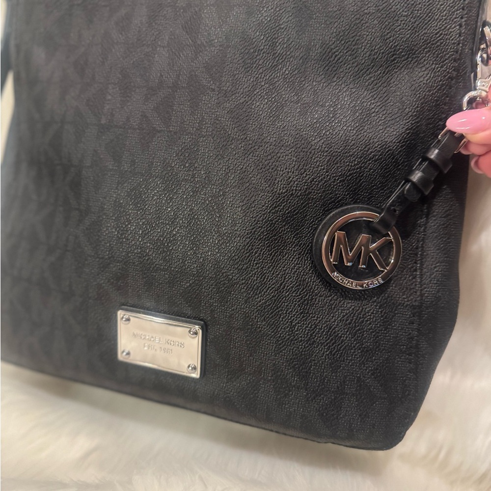 Michael By Michael Kors black Leather messenger bag. - Picture 2 of 6